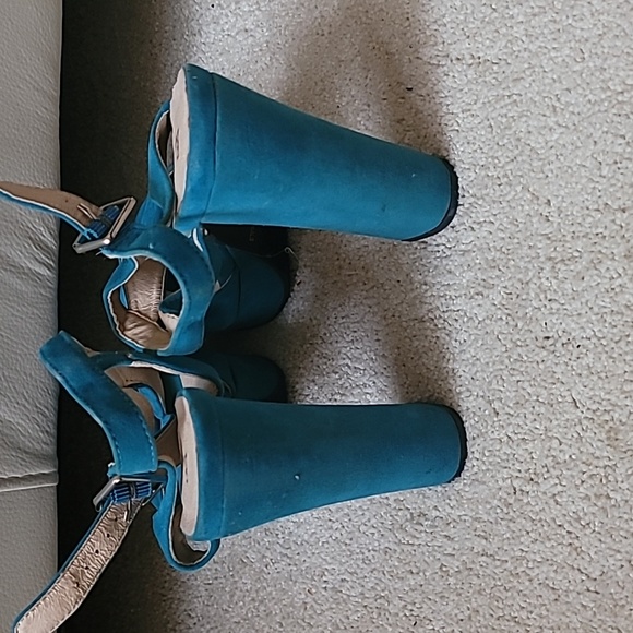 Shoes - Picture 3 of 4